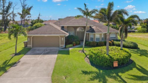 Beautiful views on a Gulf-access canal! Heated pool with spa - Villa Evelyn's Palms